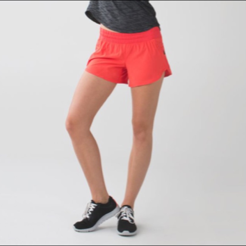 Lululemon Tracker Short 4 way stretch in Alarming